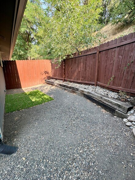 Building Photo - 102 W Cora Ave