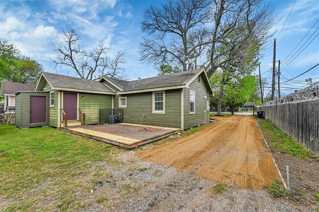 Building Photo - 5540 Rand St