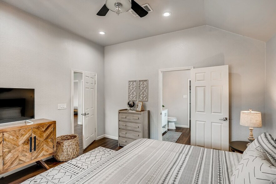 Building Photo - 2201 Rosemary Ln