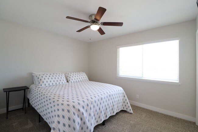 Building Photo - 586 Poppy Ln