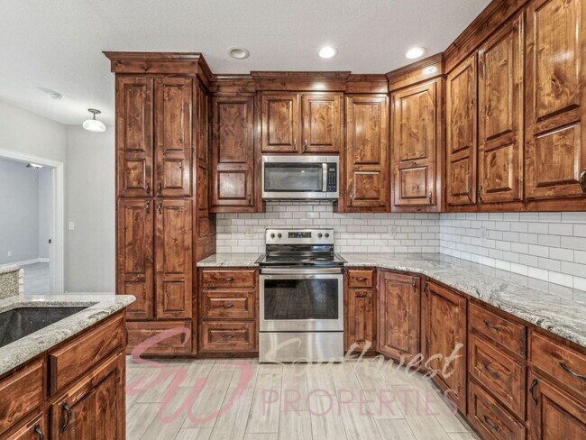 Building Photo - Stunning 5 bedroom, 3.5 bath in Elk Ridge Estates!