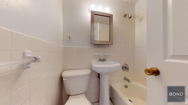 Building Photo - 330 E 93rd St