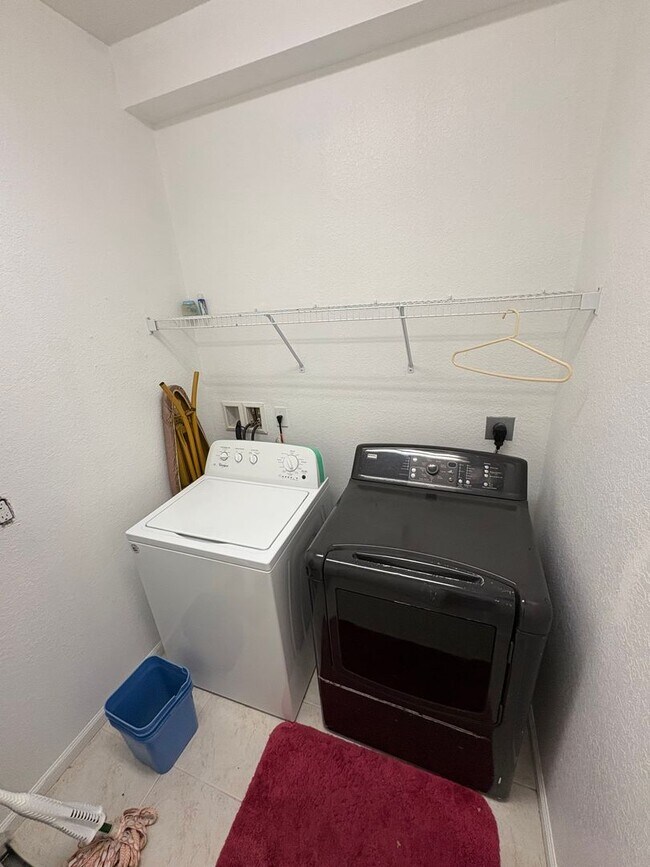 Building Photo - 3/2/1 Townhome in River Glen!  More Pics C...