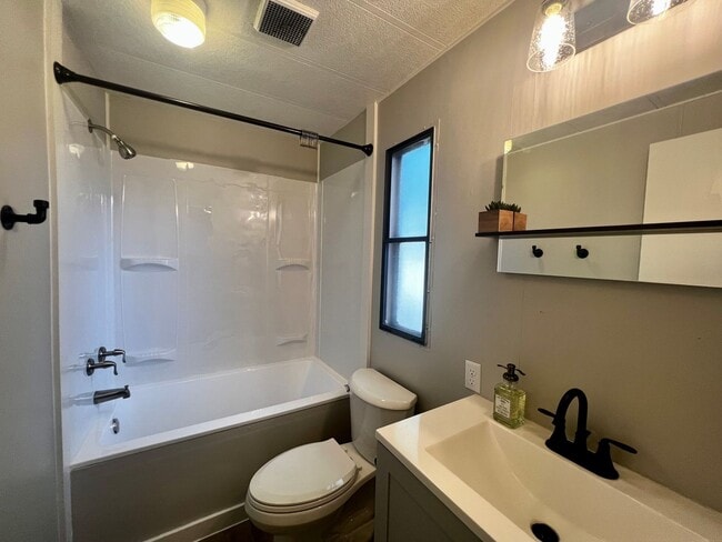 Building Photo - Newly Remodeled 3-Bedroom on Fully-Fenced Lot