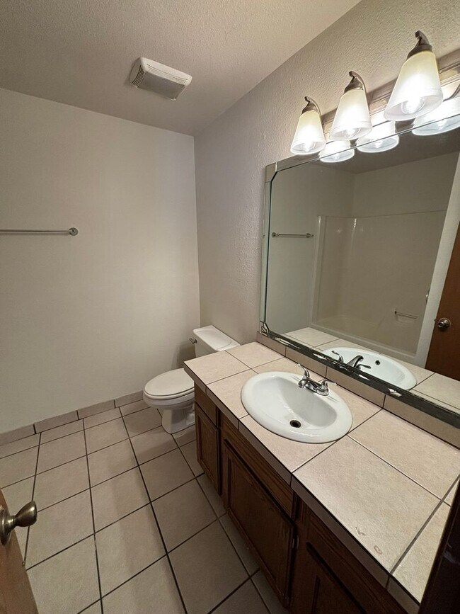 Building Photo - 822-824 N. Daisy Ln