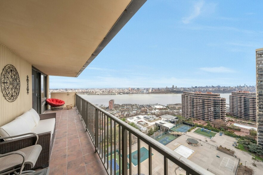 Building Photo - 300 Winston Dr