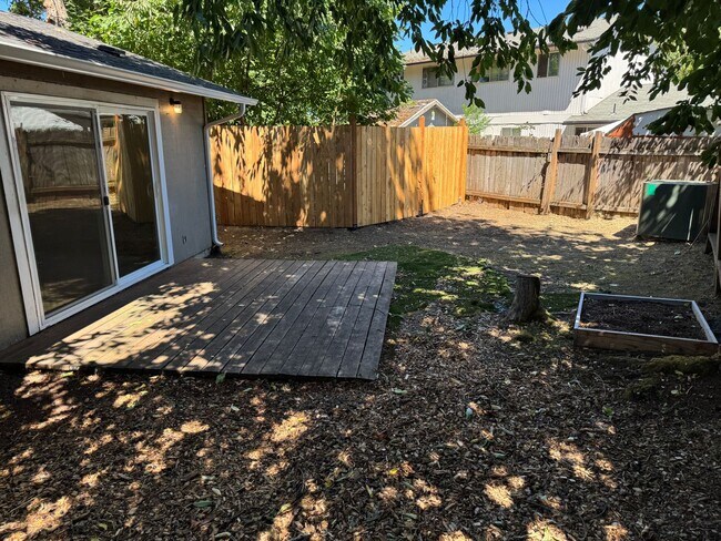 Building Photo - Updated 2-bedroom 1.5 bath duplex in Springfield!