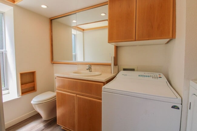 Building Photo - 298 Country Club Dr