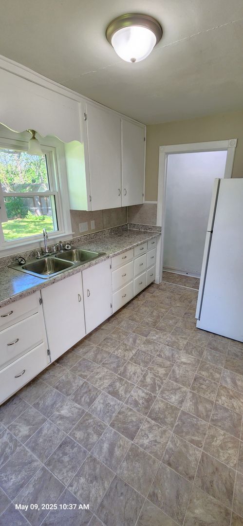 Building Photo - Beautiful updated home in desirable Perry, KS