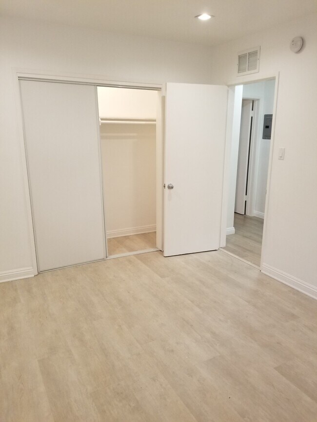 Building Photo - 1132 S Oakhurst Dr