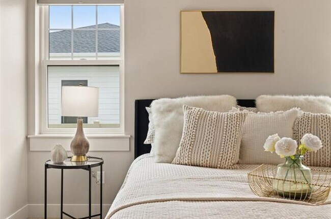 Building Photo - 4 Bed / 3 Bath Home in Silver Creek Estate...