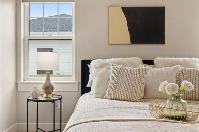 Building Photo - 4 Bed / 3 Bath Home in Silver Creek Estates (West End)