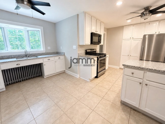 Building Photo - 2425 Demington Dr
