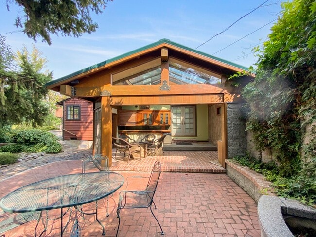 Building Photo - Garfield House: Furnished or Unfurnished, Large private lot across from Golf Course $300 Utility Fee