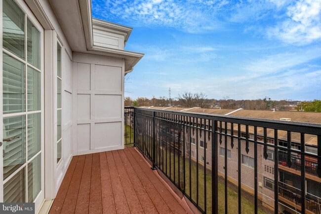 Building Photo - 229 Locust St SE