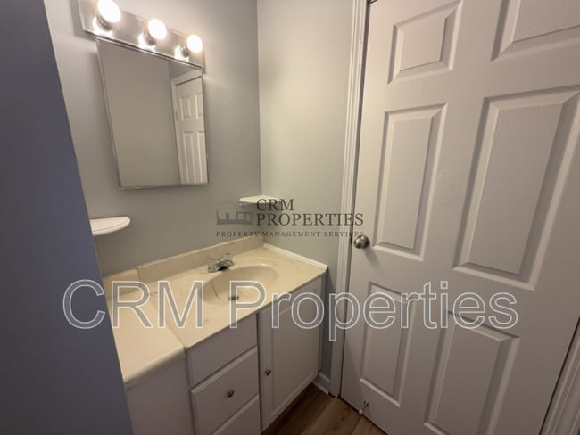 Building Photo - 1528 E Gimber St