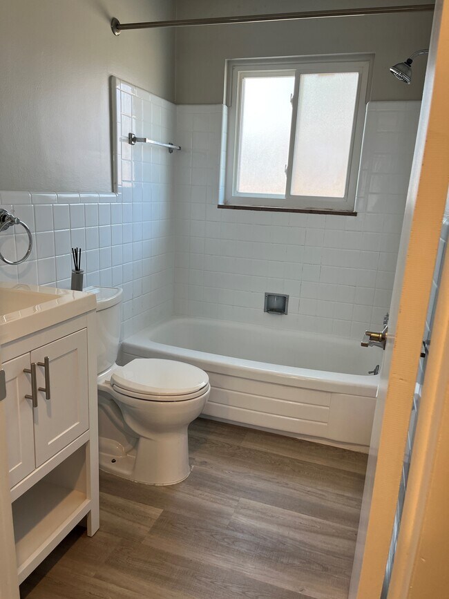 Building Photo - 3828 Devon Rd