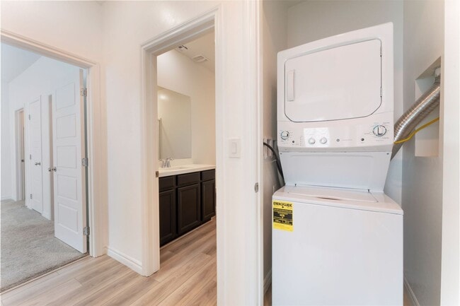 Building Photo - Bright Townhome in Gated Community!