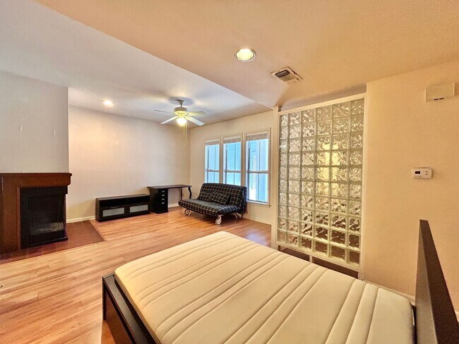 Building Photo - Charming 1/BR 1/BA + Den in a Private, Pea...