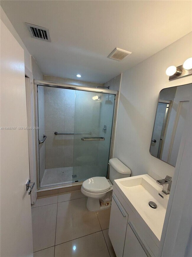 Building Photo - 829 SW 18th Ave