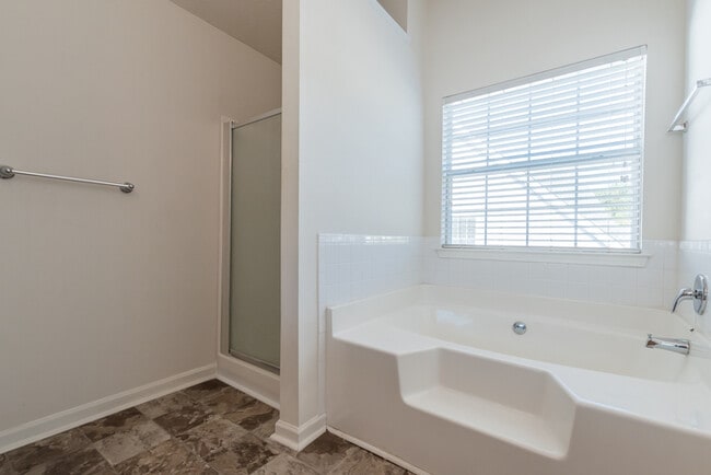 Building Photo - Spacious 4 bedroom 2.5 bath