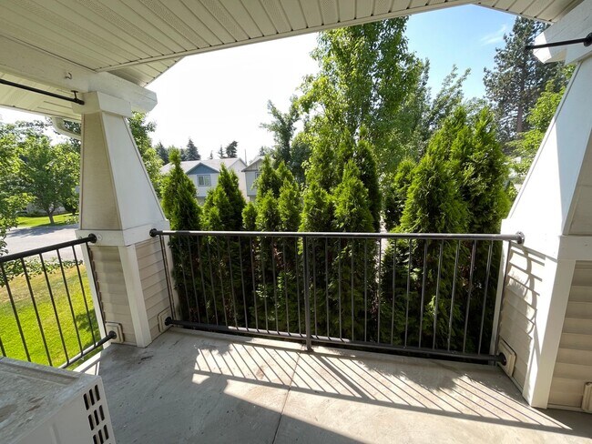 Building Photo - Modern 2 Bed, 1 Bath Condo near Dishman Hills!