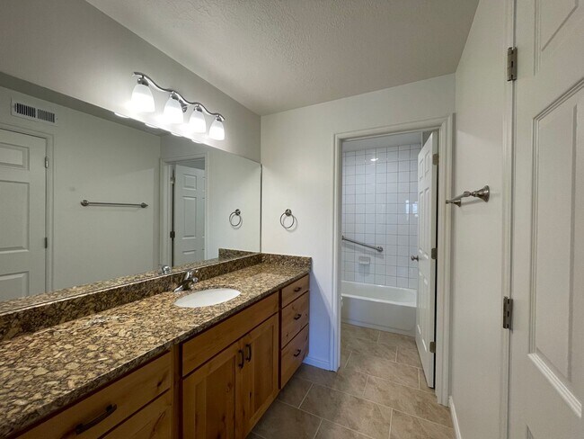 Building Photo - Remodeled 2 Bedroom 2 Bathroom Condo Near BYU