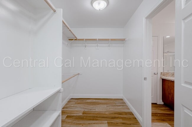 Building Photo - 4 Bedroom/2 Bath Home with an office and S...