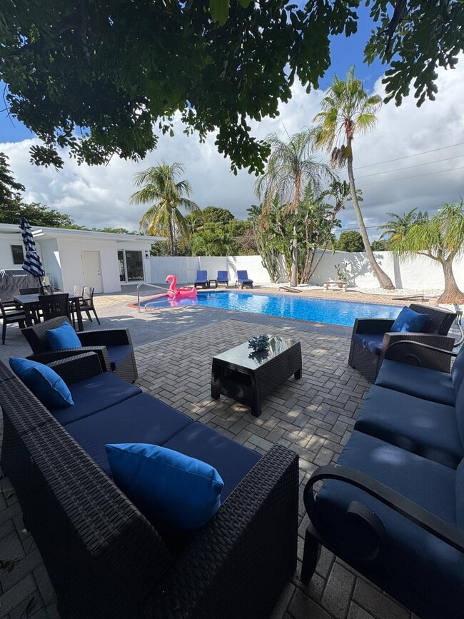 Building Photo - 1900 NE 2nd St