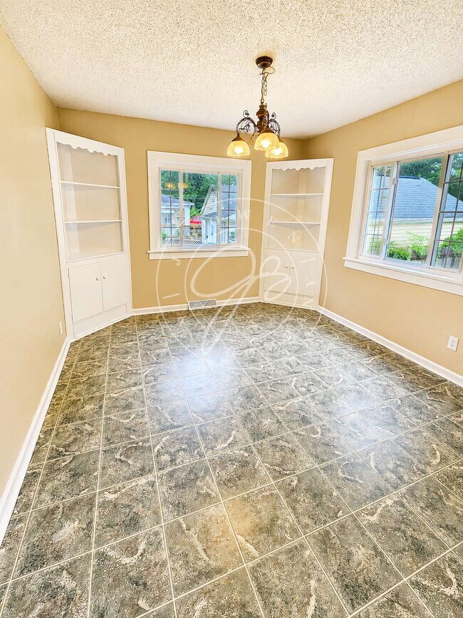 Building Photo - Charming 3-Bedroom Home with Spacious Rooms, Garage & Appliances Included!
