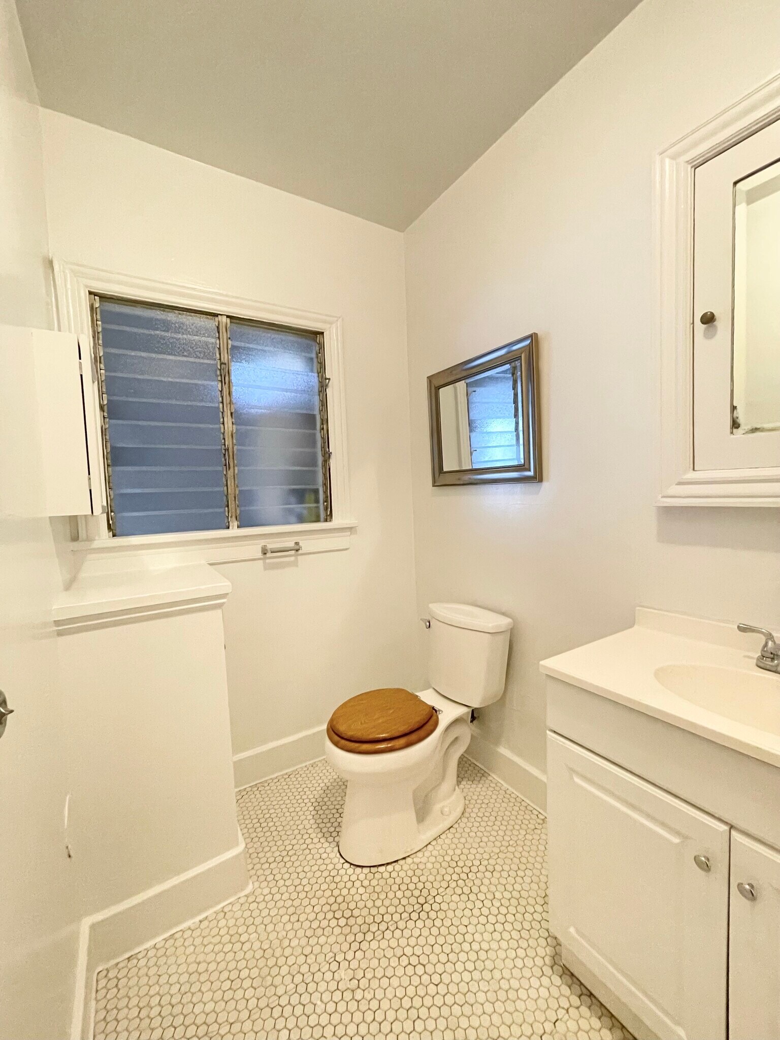 Bathroom - 717 1/2 N Ridgewood Pl