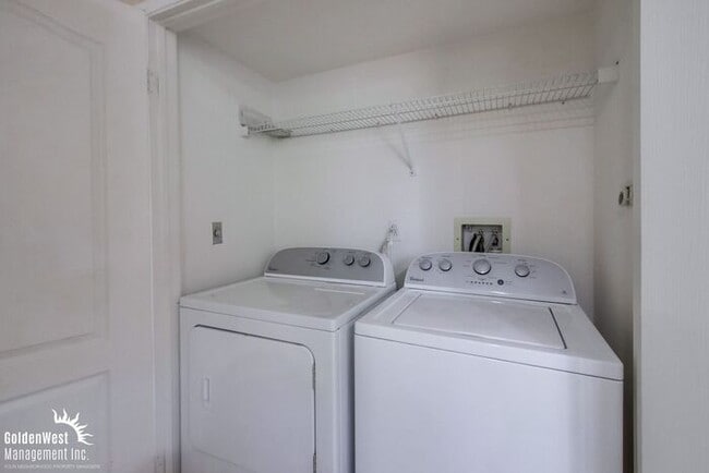 Building Photo - Elegant Dual Master 2Bdm 2.5Ba Townhome in...