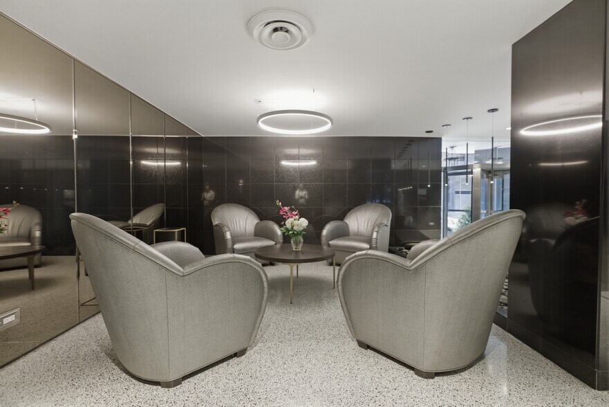 Building Photo - 253 E Delaware Pl