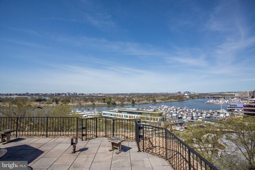 Building Photo - 560 N Street SW