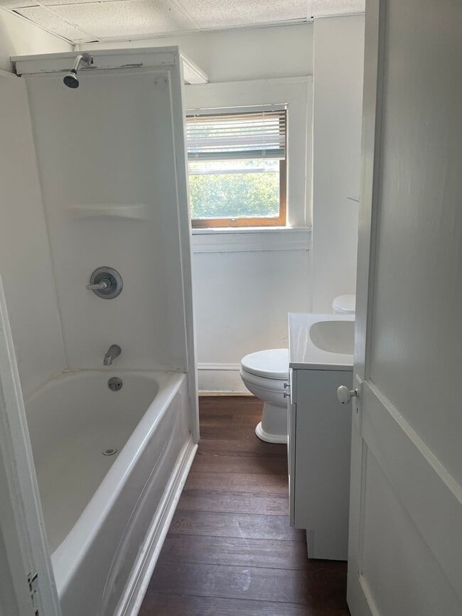 Building Photo - 3 bedroom 1 bath house for rent