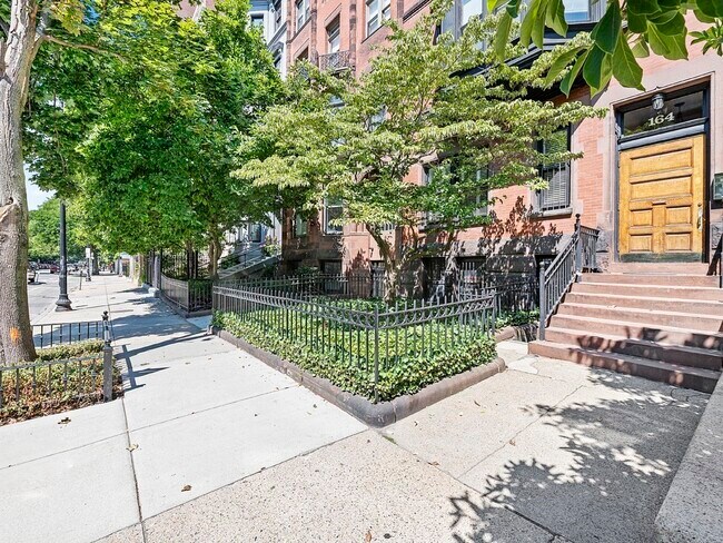 Building Photo - 164 Beacon St