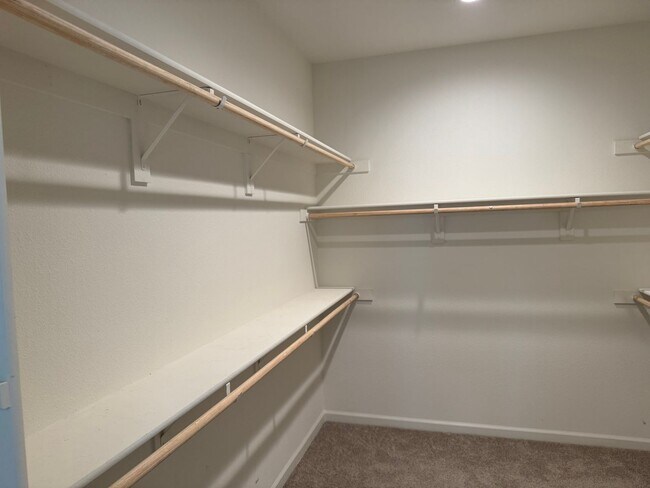 Building Photo - Beautiful 5 Bedroom, 3 Bathroom, 2800 Sqft...