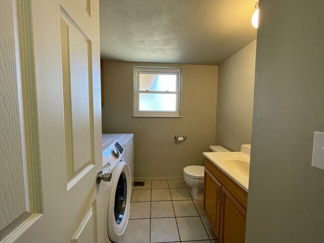 Building Photo - $0 DEPOSIT OPTION. 4BED/2.5BATH IN AURORA'S KINGSBOROUGH NEIGHBORHOOD