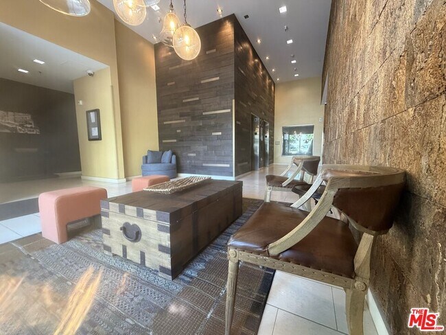 Building Photo - 901 Flower St