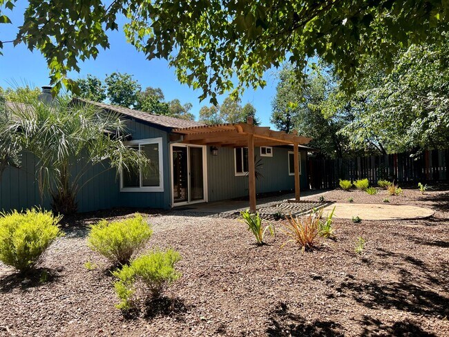 Building Photo - 3 Bedroom 2 Bathroom 2 Car Garage Home in Loomis