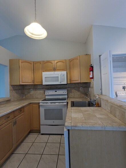 Building Photo - 2711 San Remo Cir