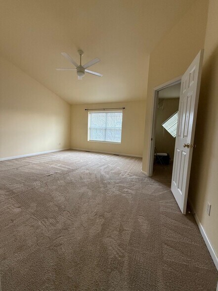 Building Photo - 5785 Kingsbury Pl