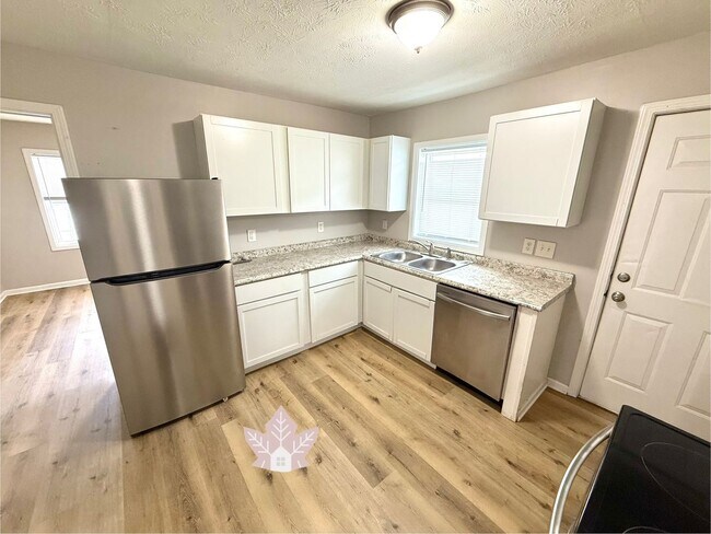 Building Photo - Warm and Welcoming 3 Bedroom 2 Bath Bungalow in a prime location!!!