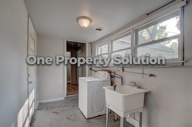 Building Photo - 200 E 69th Pl