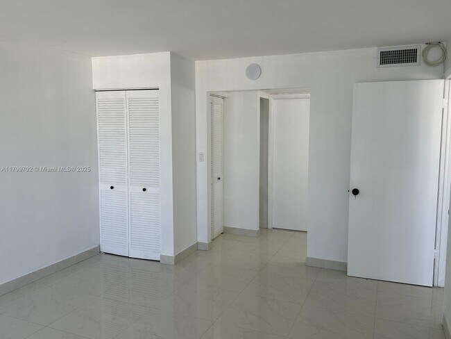 Building Photo - 1450 Brickell Bay Dr