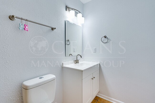 Building Photo - Beautiful Two-Story Townhome in Ormond Beach