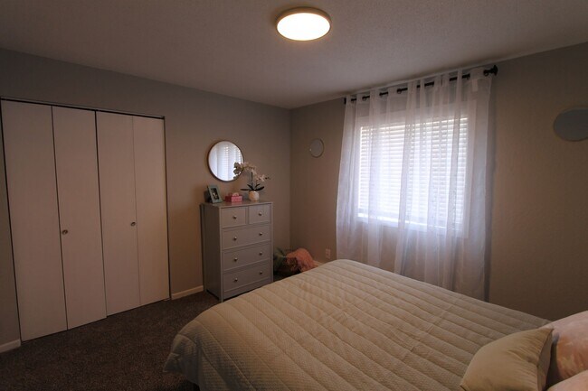 Building Photo - Spacious first floor one bedroom with mode...
