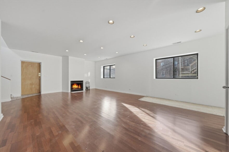 Building Photo - 4537 N Greenview Ave