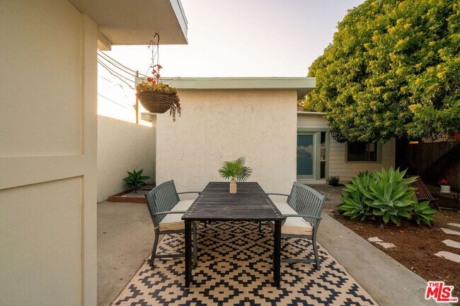 Building Photo - 818 Palms Blvd