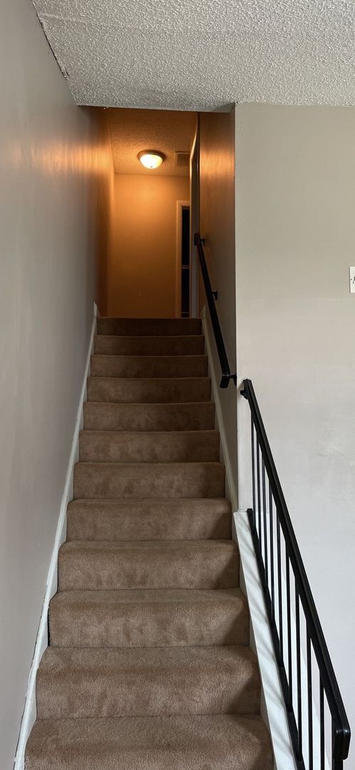 Building Photo - 2 Bedroom 1.5 Bath Townhome